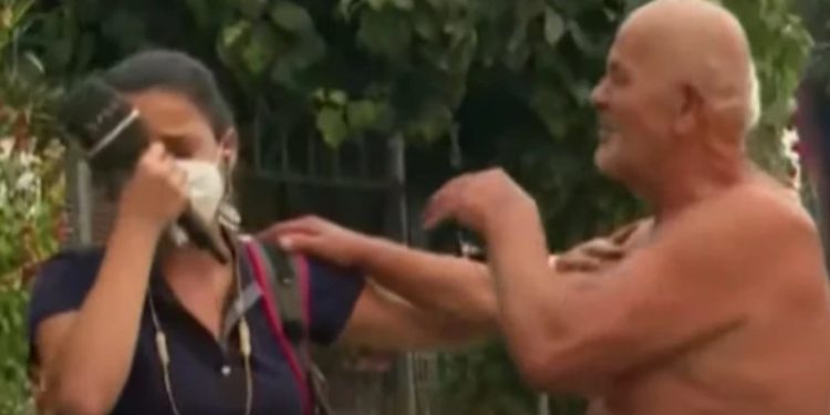 Συγκλονιστική στιγμή στην Εύβοια: Ηλικιωμένος δεν θέλει να αφήσει το σπίτι του και κλαίει μαζί με τη ρεπόρτερ[video]