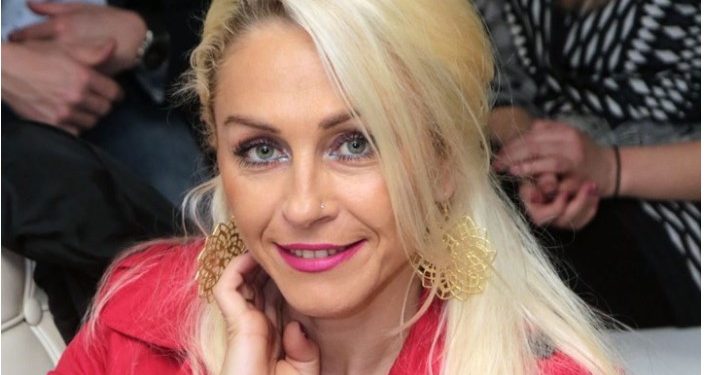 Η Μιρέλα Μανιάνι ποζάρει με κόκκινο μπικίνι και προκαλεί…καύσωνα[photo]