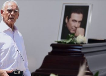 Σηκώστε με να πάω στον Τόλη: Ο θρήνος του Άκη για τον θάνατο του Βοσκόπουλου