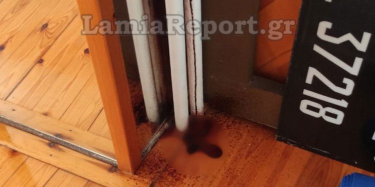 Alldaynews.gr Θρίλερ σε πολυκατοικία: Είδαν αίματα στο ισόγειο και μετά ανακάλυψαν τον θρίλερ του 1ου ορόφου