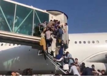 Εικόνες απόγνωσης στο αεροδρόμιο της Καμπούλ: Ποδοπατήθηκε κοριτσάκι μέχρι θανάτου-Πυροβολισμοί στον αέρα[video]