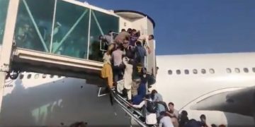 Εικόνες απόγνωσης στο αεροδρόμιο της Καμπούλ: Ποδοπατήθηκε κοριτσάκι μέχρι θανάτου-Πυροβολισμοί στον αέρα[video]