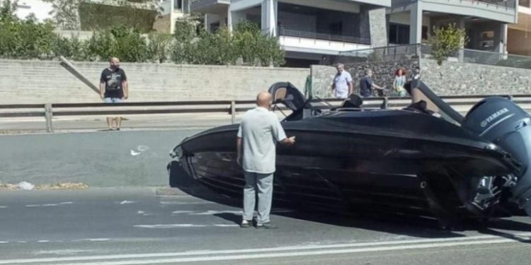 Του έφυγε το τρέιλερ με το σκάφος στον δρόμο προς Χαλκίδα![photos]