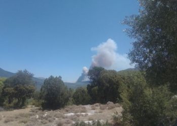 Ανεξέλεγκτη η φωτιά στα Βίλια: Εκκένωση 4 οικισμών-Διακοπή κυκλοφορίας