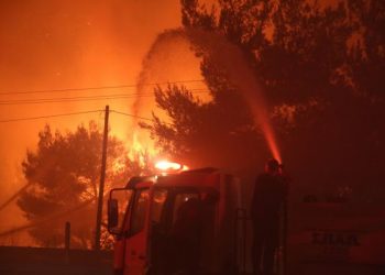 Χάος: Ξεκίνησαν να πνέουν δυνατοί άνεμοι στην Αττική – Εξαπλώνεται το πύρινο μέτωπο