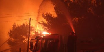 Χάος: Ξεκίνησαν να πνέουν δυνατοί άνεμοι στην Αττική – Εξαπλώνεται το πύρινο μέτωπο