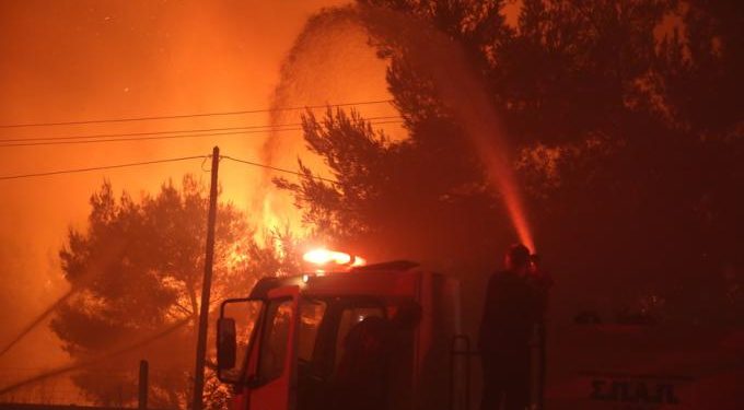 Χάος: Ξεκίνησαν να πνέουν δυνατοί άνεμοι στην Αττική – Εξαπλώνεται το πύρινο μέτωπο