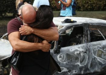 Kάτοικος από το Μάτι για τις εκκενώσεις: «Αν σκούπιζες πτώματα από τον δρόμο τότε θα καταλάβαινες…»