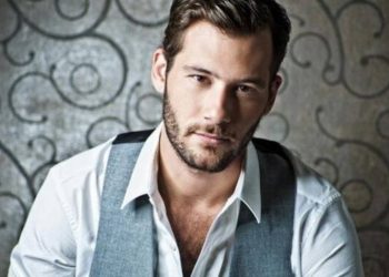 Αντίνοος Αλμπάνης: Aυτό το γάντι είναι γιατί μου προκλήθηκε λεμφοίδημα από τη θεραπεία του καρκίνου