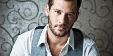 Αντίνοος Αλμπάνης: Aυτό το γάντι είναι γιατί μου προκλήθηκε λεμφοίδημα από τη θεραπεία του καρκίνου