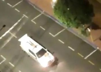 Alldaynews.gr Ληστές τράπεζας πήραν ομήρους και τους έδεσαν στα αυτοκίνητα διαφυγής που έτρεχαν (vid)