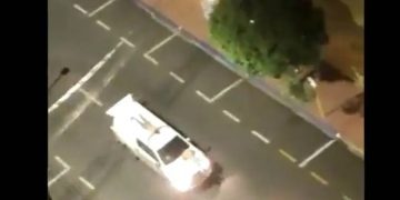 Alldaynews.gr Ληστές τράπεζας πήραν ομήρους και τους έδεσαν στα αυτοκίνητα διαφυγής που έτρεχαν (vid)