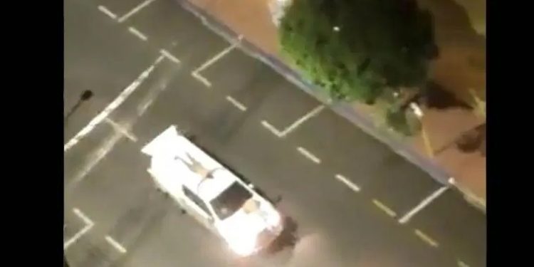 Alldaynews.gr Ληστές τράπεζας πήραν ομήρους και τους έδεσαν στα αυτοκίνητα διαφυγής που έτρεχαν (vid)