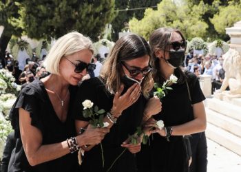 Συγκλόνισε η γυναίκα του Μίχαλου στην κηδεία – Το βαρύ κατηγορώ