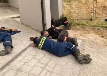 Αττική: Συγκλονιστικές φωτογραφίες με εθελοντές πυροσβέστες την ώρα της μάχης