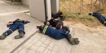 Αττική: Συγκλονιστικές φωτογραφίες με εθελοντές πυροσβέστες την ώρα της μάχης