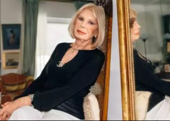 Ρίκα Διαλυνά: «Έφυγε ο πατέρας μου και με έβαλαν στη σκηνή να κοροϊδεύω τους πεθαμένους»