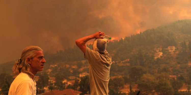 Alldaynews.gr Καταγγελία εθελοντή πυροσβέστη σοκάρει: «Ή έχουν δώσει λάθος εντολές ή κάτι πάει λάθος»