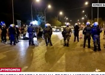 ΜΑΤ στη Βαρυμπόμπη: Νεαροί προσπάθησαν να περάσουν τον κόμβο Βαρυμπόμπης