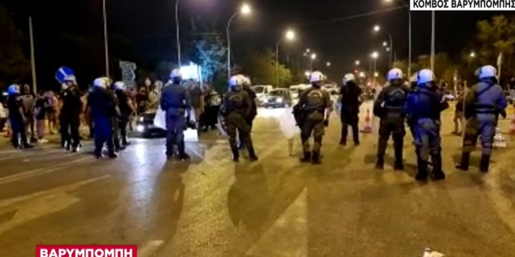 Alldaynews.gr ΜΑΤ στη Βαρυμπόμπη: Νεαροί προσπάθησαν να περάσουν τον κόμβο Βαρυμπόμπης