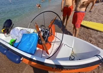 Ατύχημα στην παραλία της Γλυφάδας: Ανεμόπτερο με μηχανή έπεσε στη θάλασσα ανάμεσα σε εκατοντάδες λουόμενους