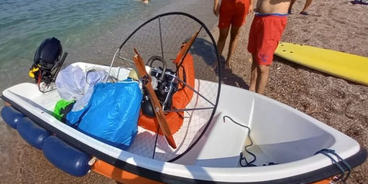 Alldaynews.gr Ατύχημα στην παραλία της Γλυφάδας: Ανεμόπτερο με μηχανή έπεσε στη θάλασσα ανάμεσα σε εκατοντάδες λουόμενους