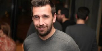 Alldaynews.gr Γιατί πέρασαν… «χειροπέδες» στον Θάνο Πετρέλη; (video)