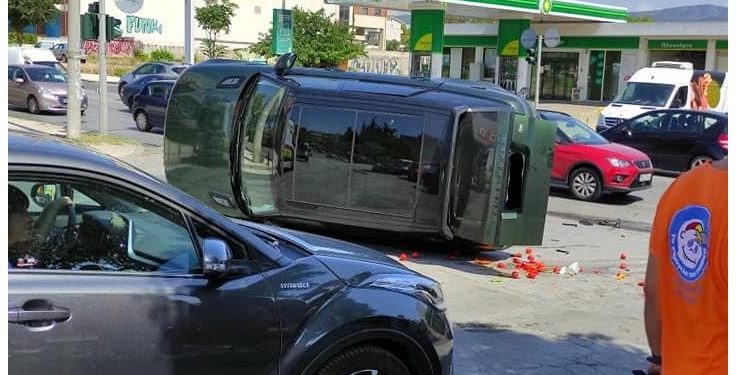 Alldaynews.gr Θεσσαλονίκη: Σοβαρό τροχαίο με ανατροπή οχήματος με τρία παιδιά στον Φοίνικα (φωτο)