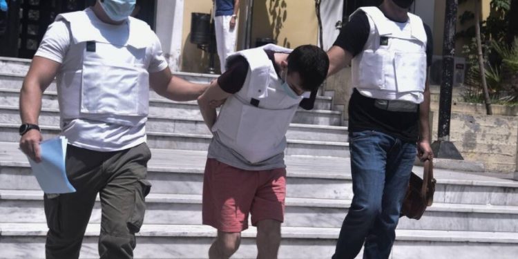 Alldaynews.gr Φονικό στη Δάφνη: «Της κάρφωσα το μαχαίρι στο λαιμό ενώ κοιμόταν. Με Δάγκωσε και την αποτελείωσα»