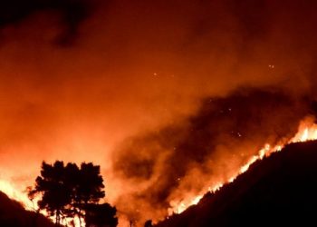 Φωτιά στην Αττική: Απόκοσμες εικόνες στην Εθνική Οδό – «Πύρινο ποτάμι» περνάει τον δρόμο