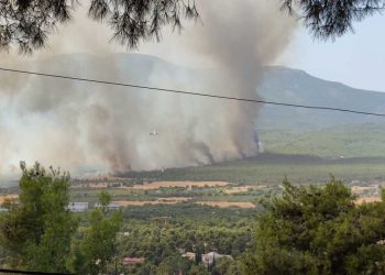 Βαρυμπόμπη: Μεγάλη φωτιά με εκρήξεις. Εκλεισε η Εθνική οδός Αθηνών – Λαμίας-Στη μάχη το ρωσικό Beriev