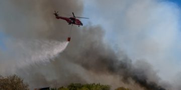 Alldaynews.gr Φωτιά Κερατέα: «Ύποπτο όχημα πέταξε κάτι πίσω από τους κάδους και έφυγε»