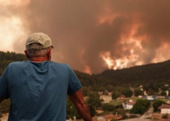 Εύβοια: Βιβλική καταστροφή – Καίγονται σπίτια στο Πευκί (Videos)