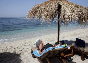 Τραγικές σκηνές σε παραλία: Η 53χρονη γυναίκα ήταν Νεκρή στην ξαπλώστρα