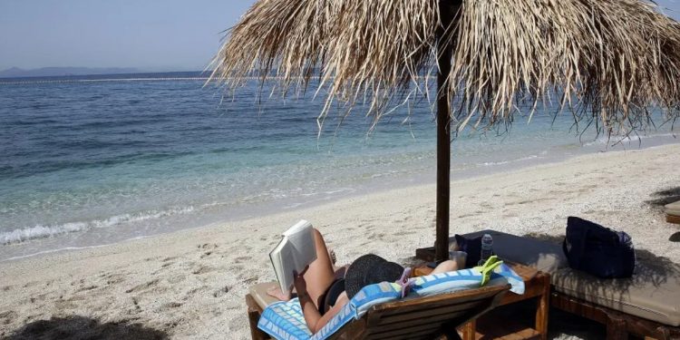 Alldaynews.gr Τραγικές σκηνές σε παραλία: Η 53χρονη γυναίκα ήταν Νεκρή στην ξαπλώστρα