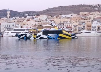 Σύρος: Το πιο παράξενο σκάφος στο λιμάνι της Ερμούπολης