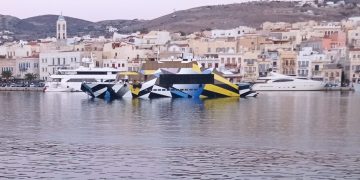 Σύρος: Το πιο παράξενο σκάφος στο λιμάνι της Ερμούπολης