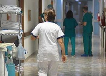 Σε αναστολή 10.000 υγειονομικοί