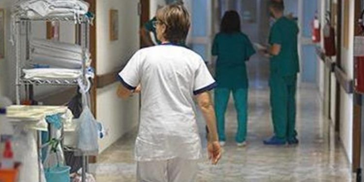 Alldaynews.gr Σε αναστολή 10.000 υγειονομικοί