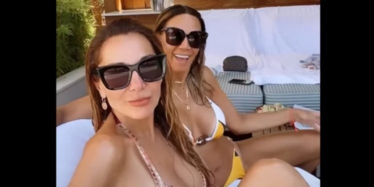 Alldaynews.gr Δέσποινα Βανδή -Έλλη Κοκκίνου: Πήγαν μαζί για μπάνιο και έδειξαν τα καλλίγραμμα κορμιά τους
