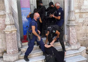 Δικαστήρια: Επίθεση στον δολοφόνο του επιχειρηματία – Λιποθύμησε η μητέρα του 39χρονου (pics, video)
