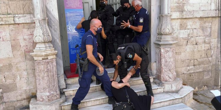 Alldaynews.gr Δικαστήρια: Επίθεση στον δολοφόνο του επιχειρηματία – Λιποθύμησε η μητέρα του 39χρονου (pics, video)