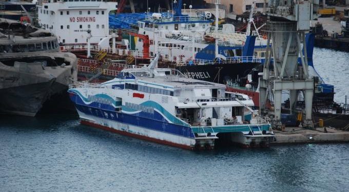 Κυκλάδες: Πέρασαν χειροπέδες στον πλοίαρχο – 138 περισσότεροι επιβάτες από το προβλεπόμενο στο πλοίο