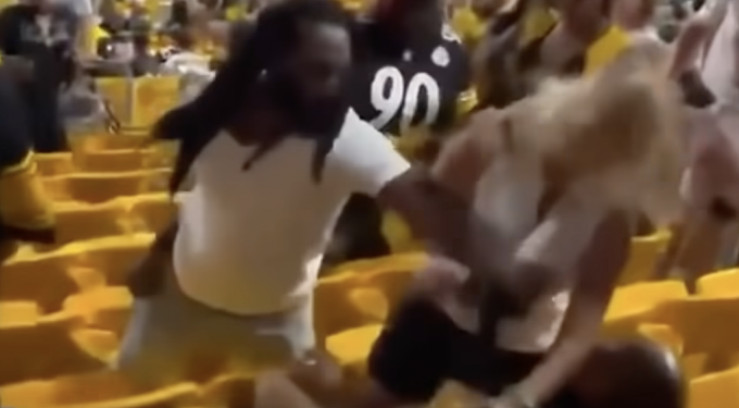 Αδιανόητο ξύλο στις εξέδρες: Γυναίκα χαστουκίζει άντρα κι αυτός… σακατεύει τον φίλο της! (vid)