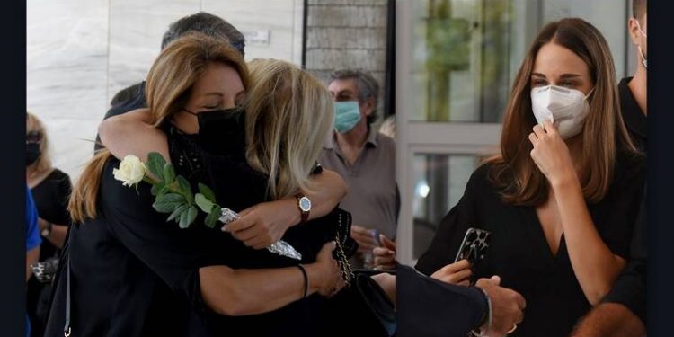 Τόλης Βοσκόπουλος – Μνημόσυνο: Συντετριμμένες η Άντζελα Γκερέκου και η κόρη τους (ΦΩΤΟ)