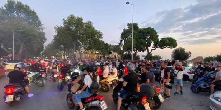 Alldaynews.gr ΤΩΡΑ: Στο πόδι η Θεσσαλονίκη – ΙΧ και μηχανές «ξεσηκώνουν» το κέντρο (pics, vids)