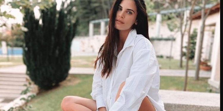 Χριστίνα Μπόμπα: Οι πρώτες φωτογραφίες με μαγιό μετά την γέννα και χωρίς ρετούς