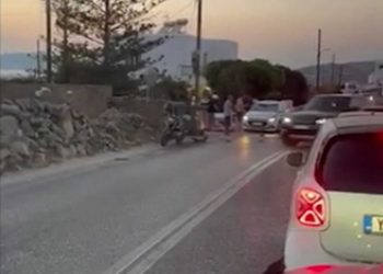Μύκονος: Τουρίστριες «καρφώνονται» στο παρμπρίζ αυτοκινήτου μετά από φοβερό τροχαίο