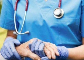 Alldaynews.gr Νοσηλεύτρια παρουσίασε ψευδές θετικό self test για να αποφύγει τον εμβολιασμό