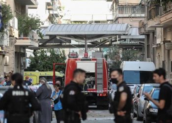 Τραγωδία με νεκρούς στα Πατήσια:Η Έκρηξη εκσφενδόνισε τον εγγονό από τον 4ο όροφο-Απανθρακώθηκε η γιαγιά του[photos][video]